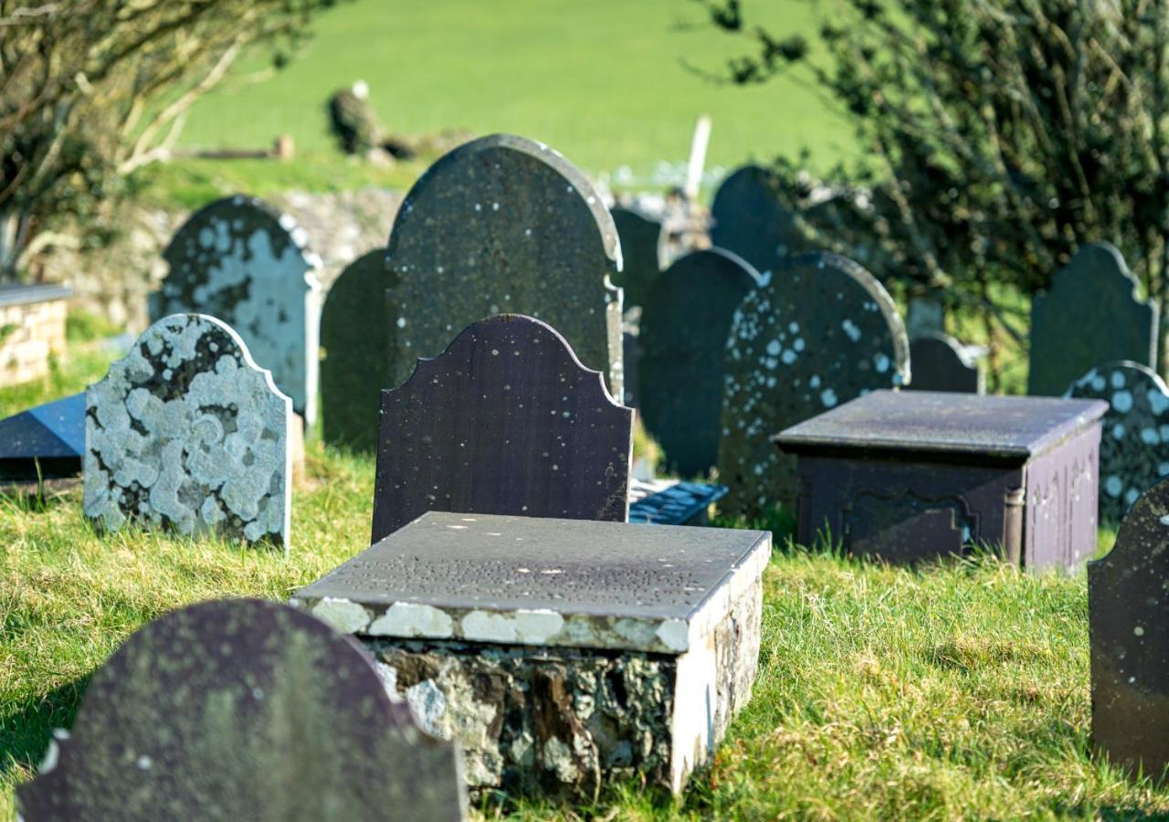 St Aelrhiws Church Luaran gambar